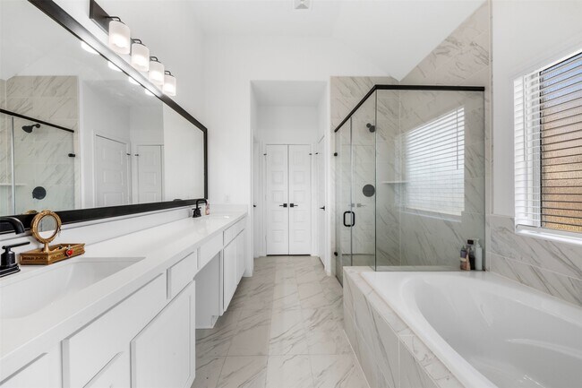 Building Photo - 11918 Autumn Leaf Dr