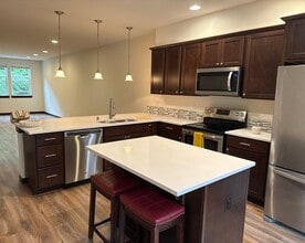 Building Photo - 7162 Shinkle Pl SW