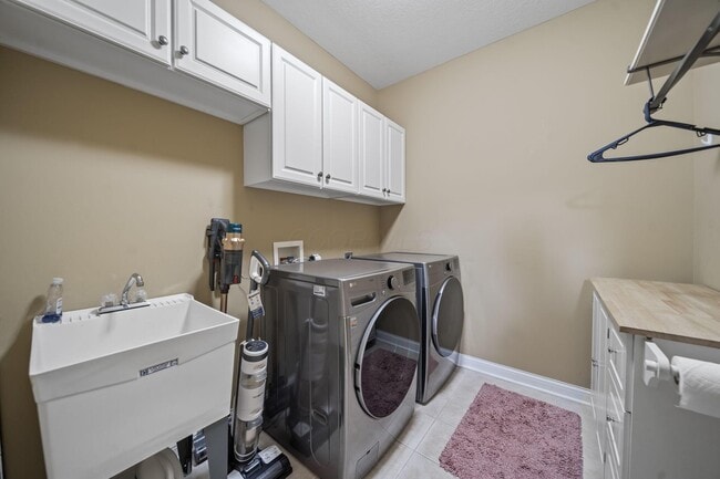 Building Photo - 4939 Stonehaven Dr