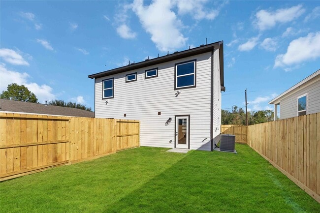 Building Photo - 5523 Haight St