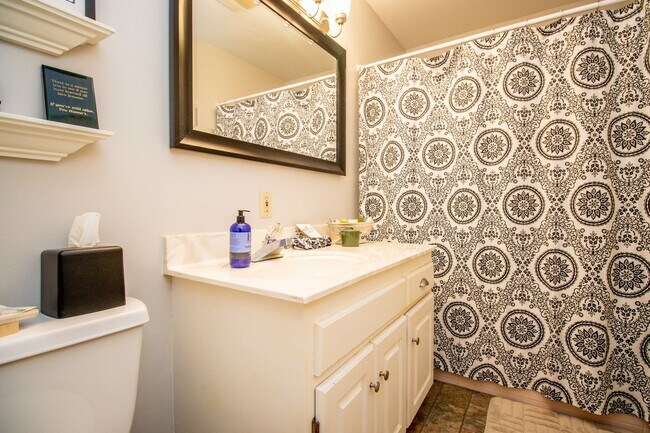 Building Photo - 3 bed, 2.5 bath Duplex