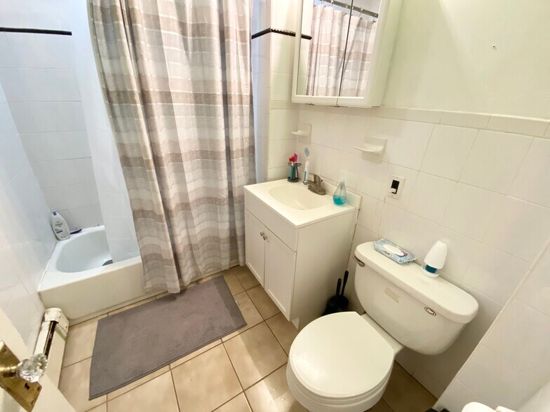 Building Photo - 10 Sachem St