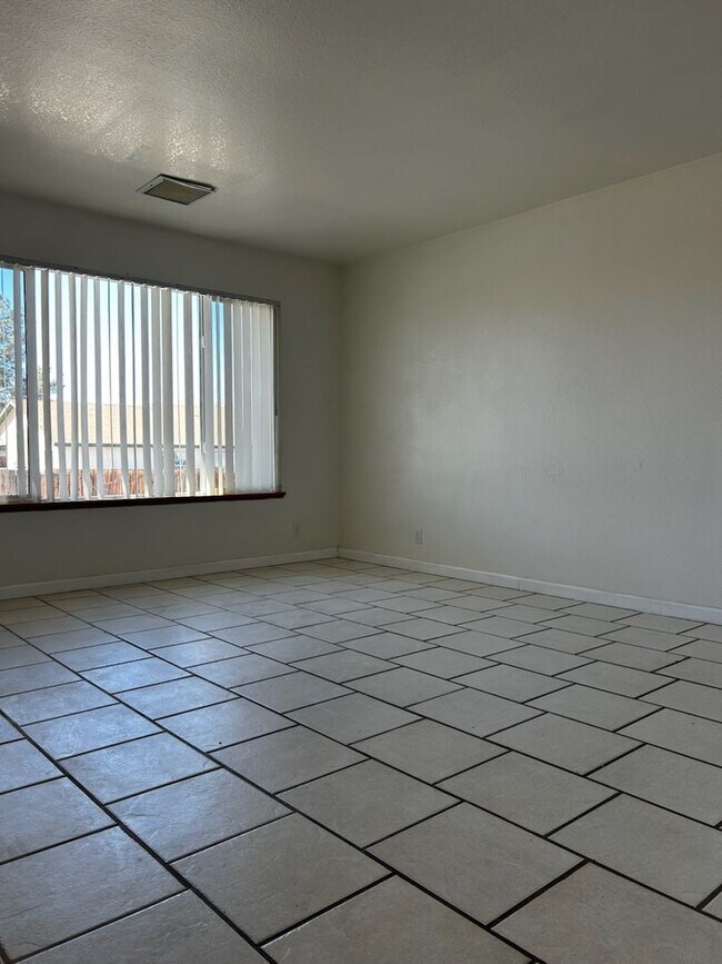 Building Photo - PLEASE CONTACT VAUGHN REALTY TO SET UP AN APPOINTMENT (760)446-6561