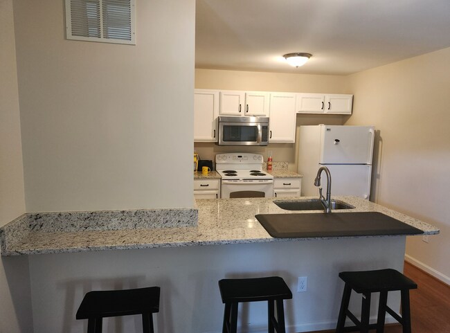 Building Photo - 1024 Ranch Dr