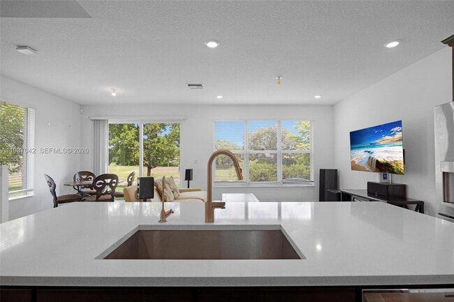 Building Photo - 4317 Lago Dr