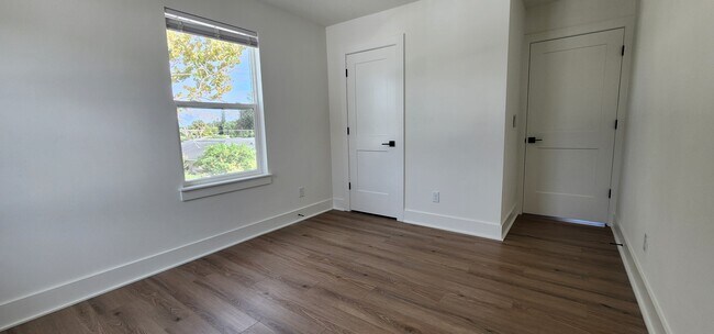 Building Photo - 2027 Peel Ave