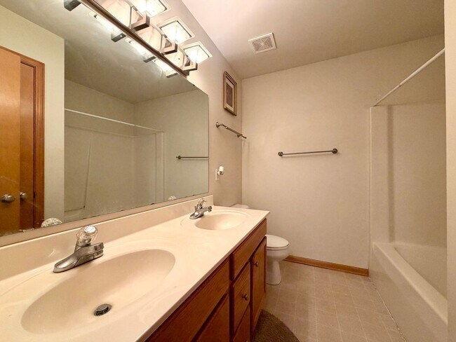 Building Photo - 5653 E Grove Dr SE