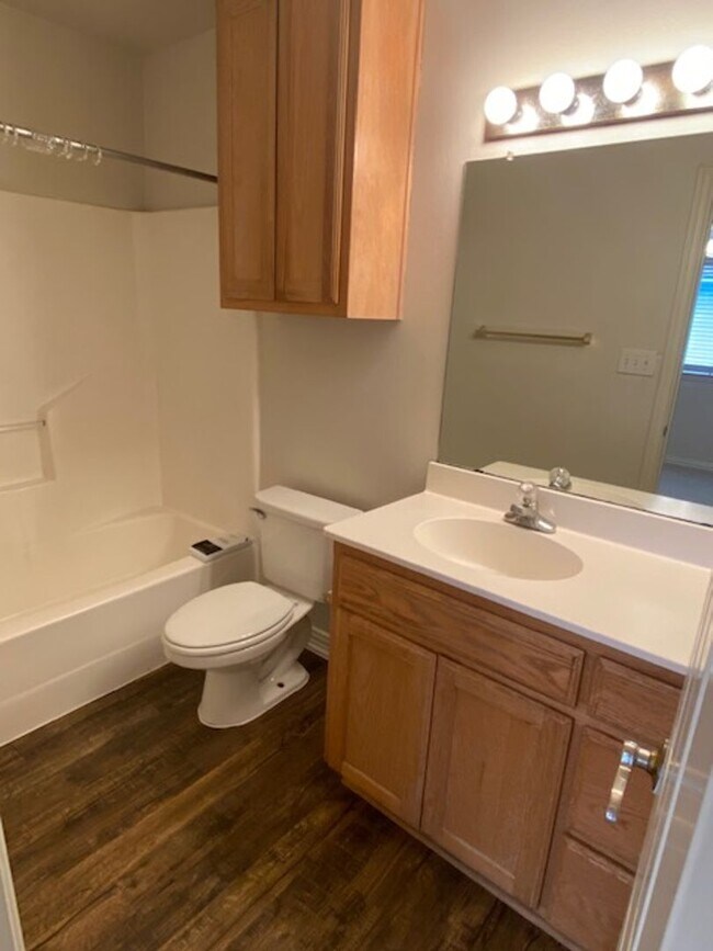 Building Photo - 2 BEDROOM 2.5 BATH TOWNHOME