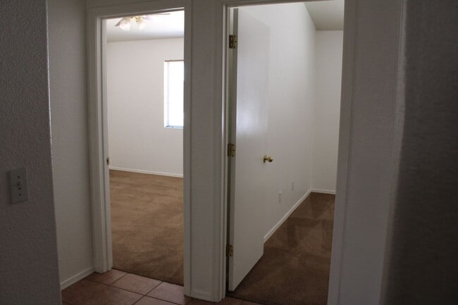 Building Photo - Welcome to this spacious 4 bedroom, 2 bathroom home just waiting for you!