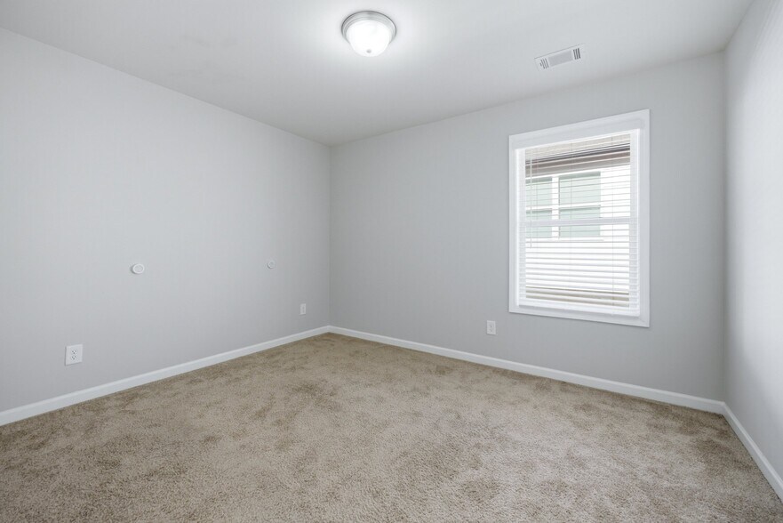 Building Photo - 327 Cashes Ct