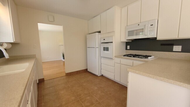 Building Photo - Stunning remodel in ideal location!