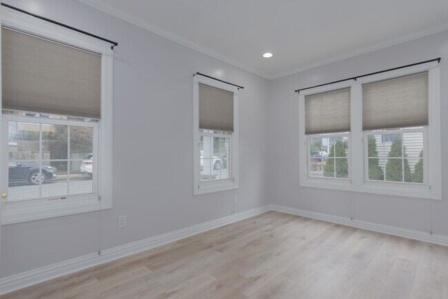 Building Photo - 11 Oak Ave