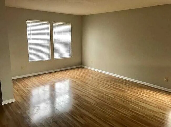 Building Photo - Beautiful 5 bedroom 3 bath  home is locate...