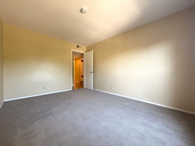 Building Photo - Spacious & Bright 3-Bedroom Condo in Menlo...