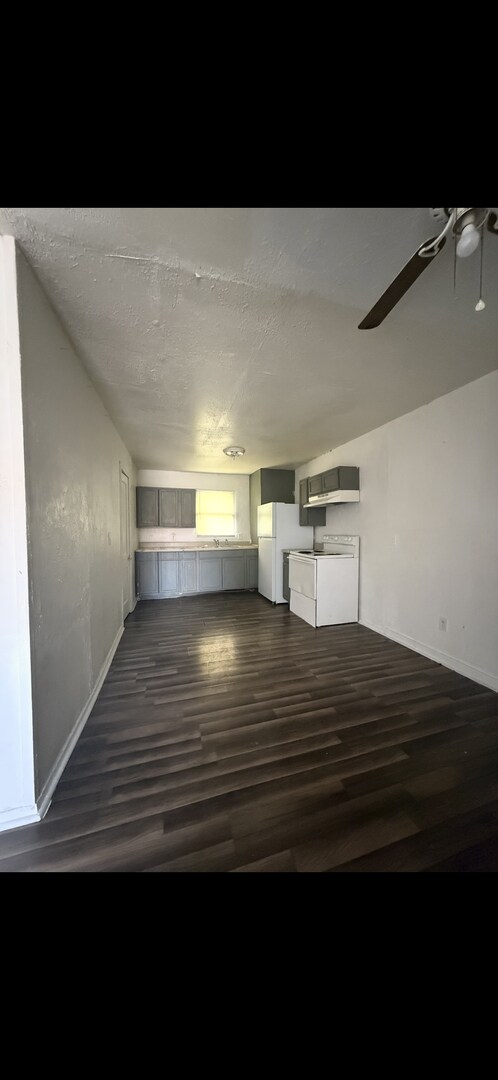 Building Photo - 613 W Avenue D