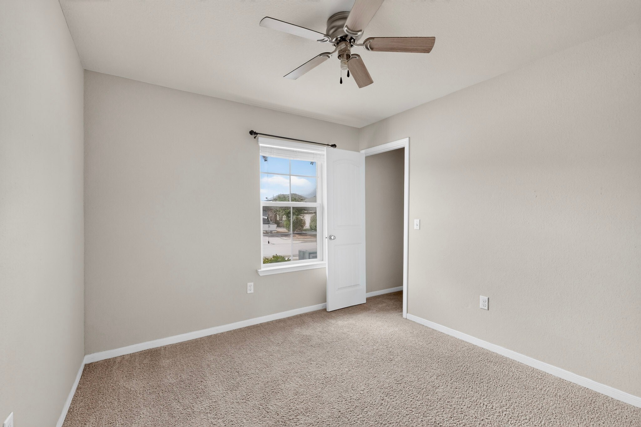Building Photo - 402 Pentire Way