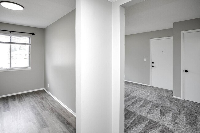 Building Photo - Ground-Floor 1-Bedroom with Walk-Out Patio