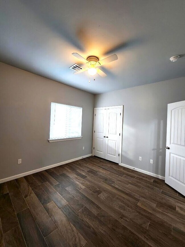 Building Photo - Campbell St Duplex