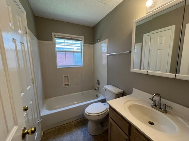 Building Photo - Renovated 3 Bedroom 3 Bath Townhome for Rent!