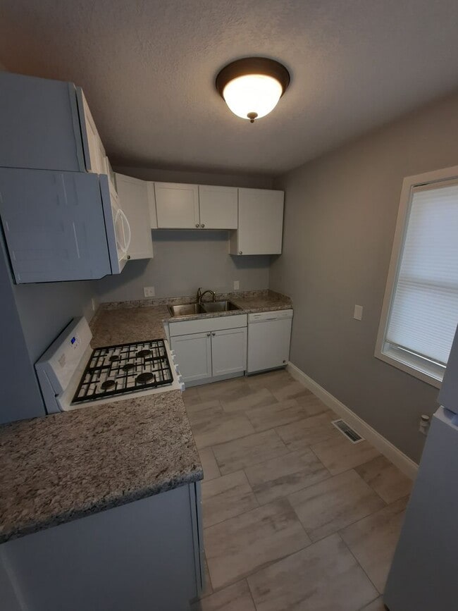 Building Photo - 2 Bedroom 1 Bathroom