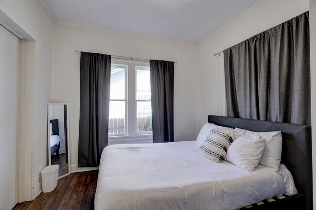 Building Photo - Fully Furnished in Owen Park!