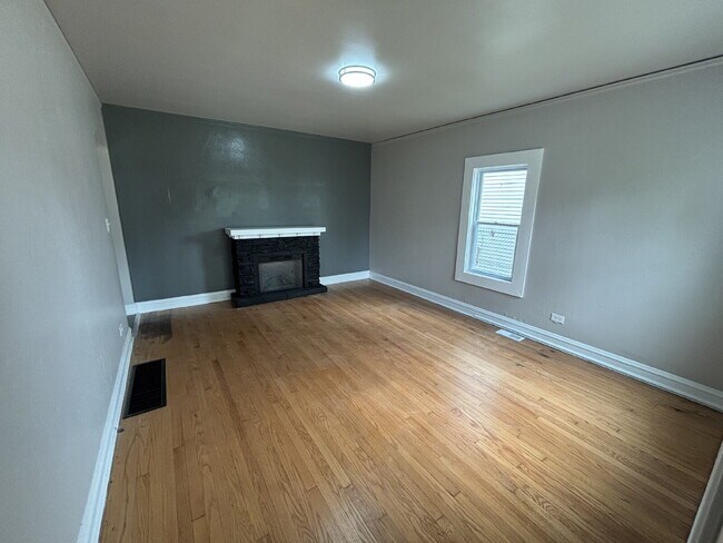 Building Photo - Cozy 4-bed home in Gary's Historic neighbo...
