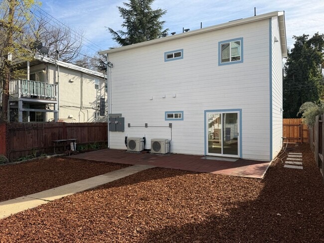 Building Photo - New 600 Sqft. 2 Bedroom 1 Bath Condo in Downtown Sacramento