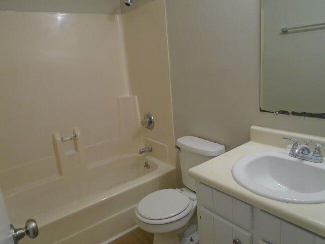 Building Photo - 912 Hollydale Ln