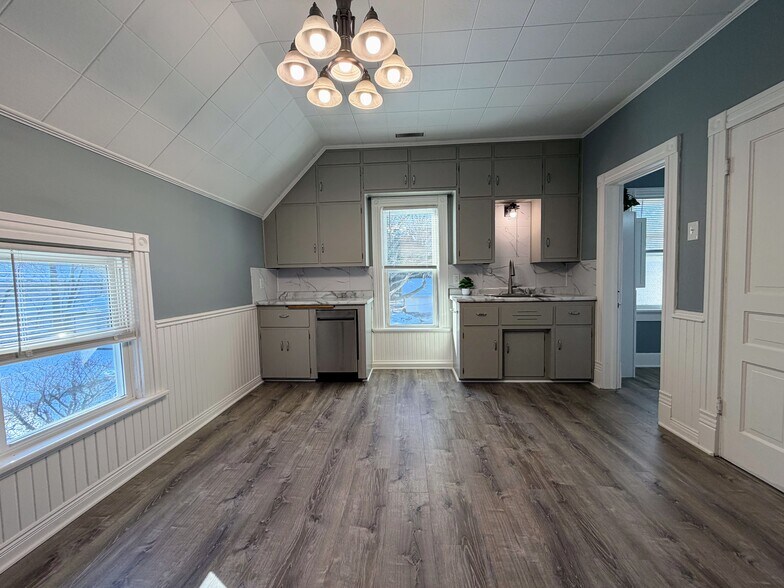 Building Photo - 213 S Webster St