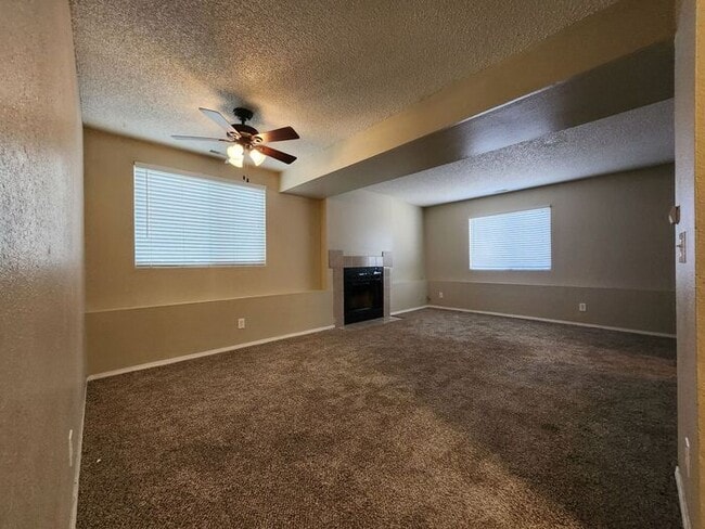 Building Photo - 2-Bedroom Apartment -Great Location! Limit...