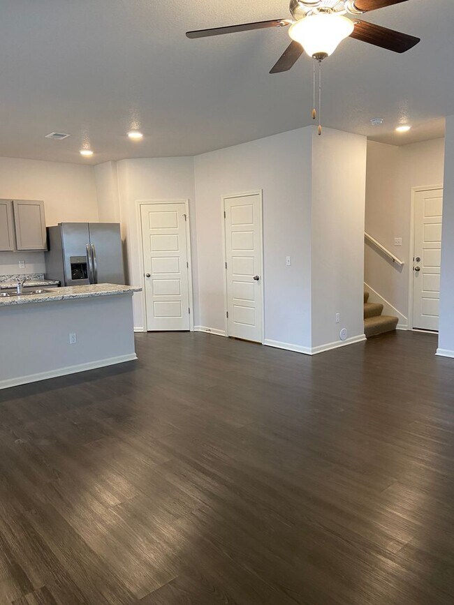 Building Photo - NOW PRELEASING! Charming Three-Bedroom, Two-and-a-Half-Bath Home in Spring Hill