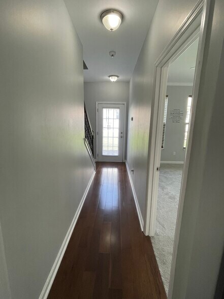 Building Photo - 1605 Villa Cir