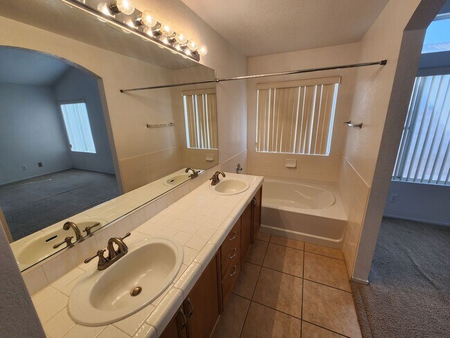 Building Photo - Cozy 3Bed/2Bath/2Car Residence located in North Las Vegas!