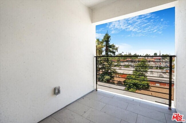 Building Photo - 10918 Camarillo St