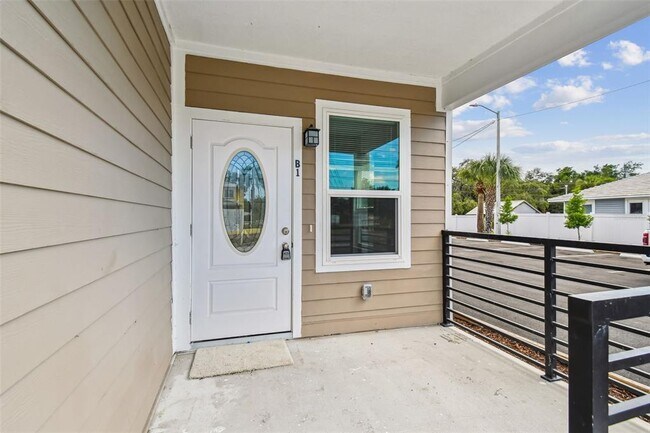 Building Photo - 650 E Tarpon Ave