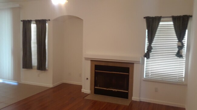 Building Photo - Spacious 3 bedroom home near Roseville Galleria Mall