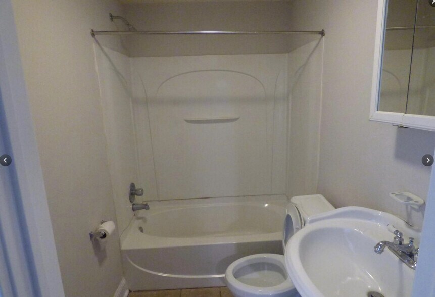 full bath on 2nd floor - 4728 Umbria St