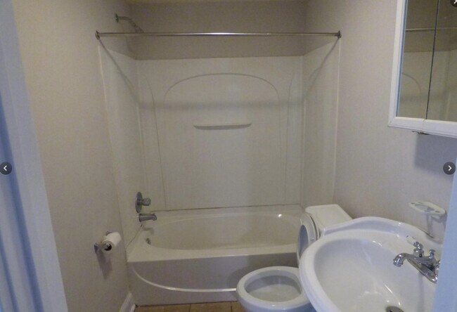 full bath on 2nd floor - 4728 Umbria St