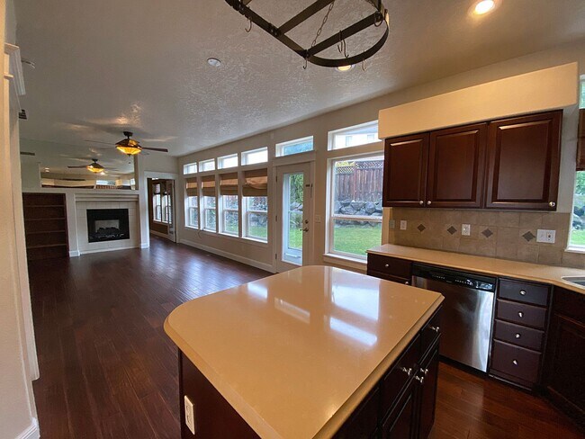 Building Photo - Great NW Home with Fenced Yard, Large Gara...