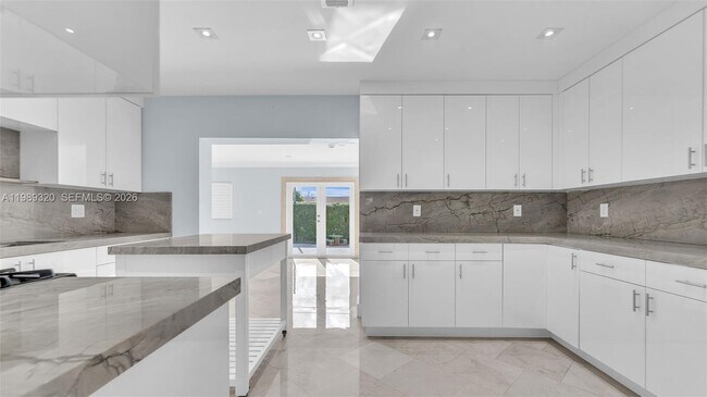 Building Photo - 2900 SW 92nd Ave