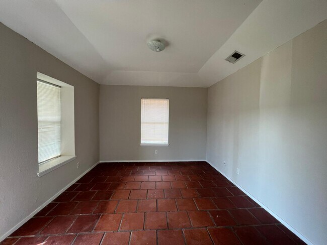 Building Photo - 6905 Sun Dr