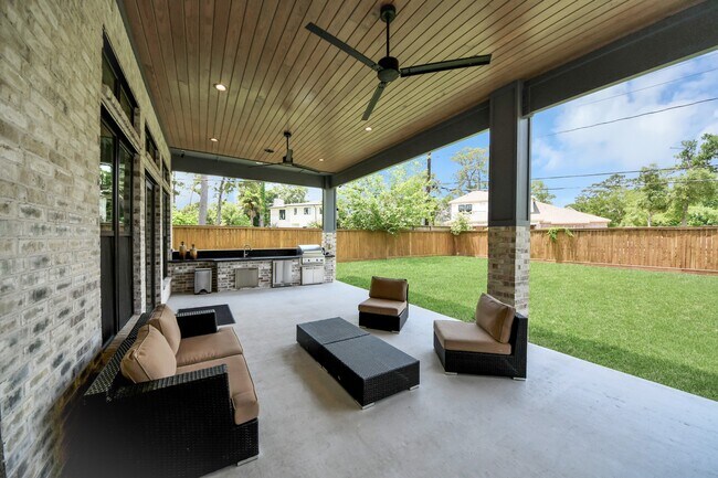 Building Photo - 739 Azaleadell Dr