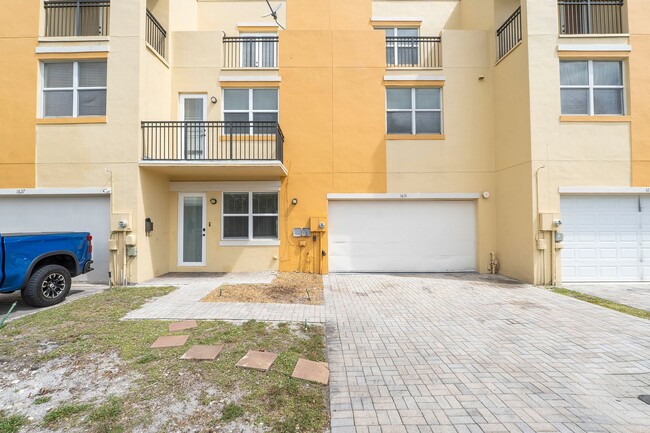 Building Photo - LARGE 3-bed, 3-bath townhome with 2-car ga...