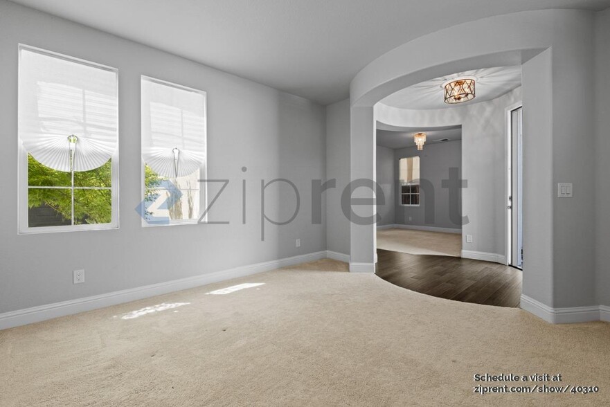 Building Photo - 2862 Safford Ave
