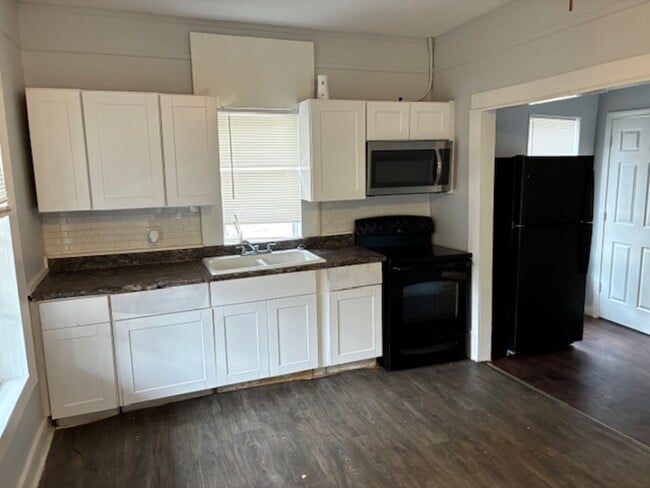 Building Photo - 7121 Bloxham Ave