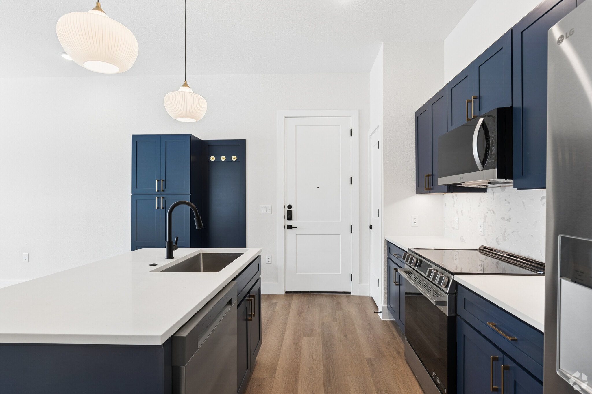 1BR, 1BA - 718SF - Kitchen - View Rail District