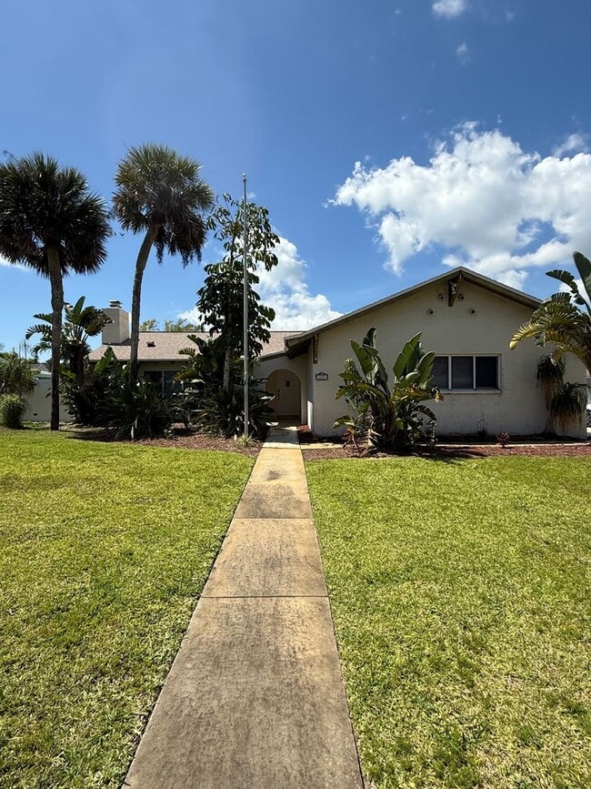 Building Photo - Pool home in Melbourne Beach