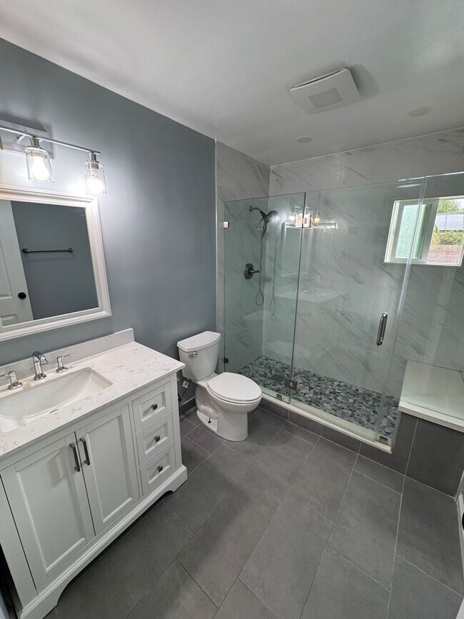 Building Photo - Beautiful 3 bedroom 2 bath Pool Home...  this one is a SHOW STOPPER