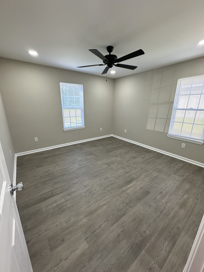 Building Photo - 305 E 22nd St