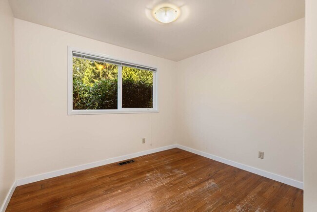 Building Photo - 11237 110th Ave NE